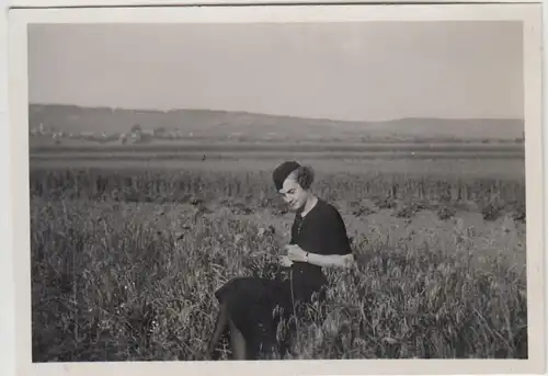 (F28761) Orig. Foto junge Frau sitzt am Feld, Pfingsten 1938