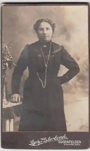 (F2876) Orig. Kabinettfoto junge Frau, Fotograf Eggenfelden um 1900
