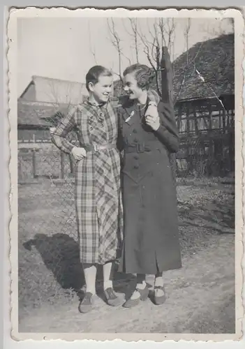 (F28752) Orig. Foto Frauen im Garten 1937