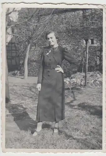 (F28749) Orig. Foto junge Frau im Garten 1937