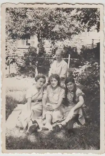 (F28745) Orig. Foto Frauen sitzen im Garten, Sommer 1935