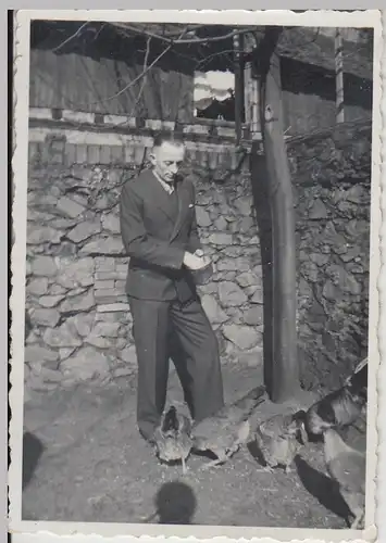 (F28744) Orig. Foto Mann füttert Hühner 1937