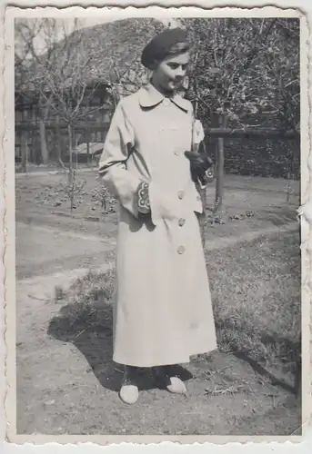 (F28742) Orig. Foto junge Frau mit Mantel im Freien 1937