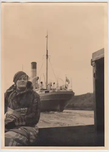 (F28735) Orig. Foto Frau mit Decke am Hafen, Schiff 1936