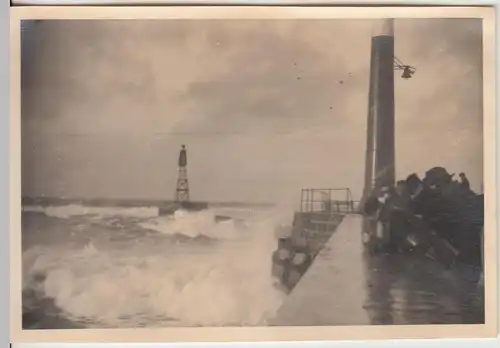 (F28731) Orig. Foto Warnemünde, stürmische See am Leuchtturm 1936
