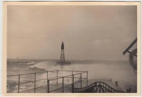 (F28730) Orig. Foto Warnemünde, stürmische See am Leuchtturm 1936