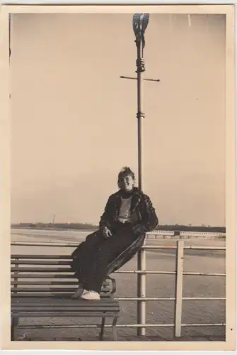 (F28728) Orig. Foto Frau auf einer Seebrücke 1936, vermutl. Wilhelmshaven