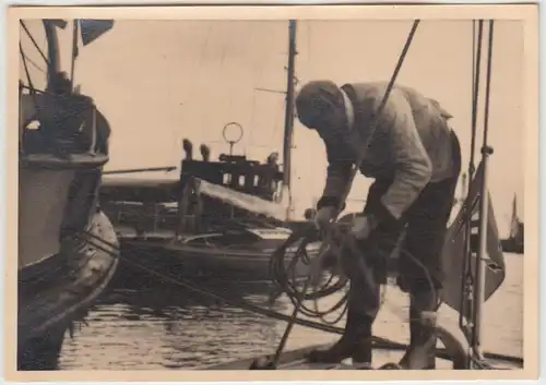 (F28716) Orig. Foto Wilhelmshaven, Person auf Segelboot im Hafen 1936