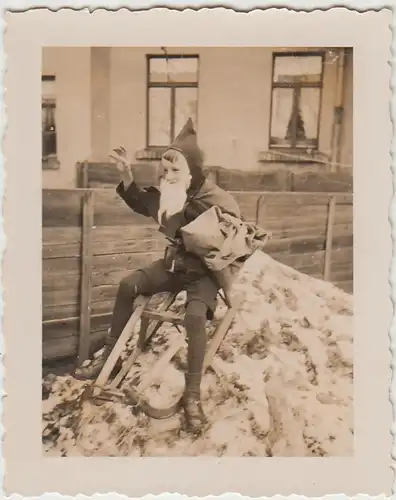 (F28703) Orig. Foto Junge als Zwerg verkleidet 1930er, mit Schlitten