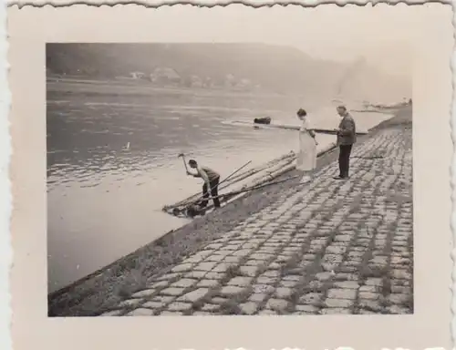 (F28701) Orig. Foto Personen am Flussufer (Rhein?) 1930er