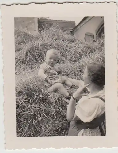 (F28697) Orig. Foto Frau mit kleinem Junge auf Strohhaufen 1930er