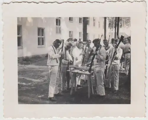 (F28695) Orig. Foto deutsche Soldaten, Waffenreinigung an der Kaserne 1930er