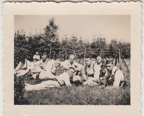 (F28690) Orig. Foto deutsche Soldaten, Rast im Felde 1930er