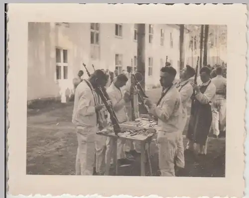 (F28689) Orig. Foto deutsche Soldaten, Waffenreinigung an der Kaserne 1930er