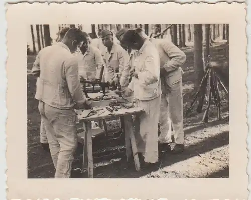 (F28687) Orig. Foto deutsche Soldaten, Werkbank im Wald 1930er