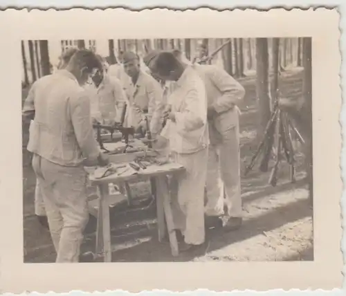 (F28686) Orig. Foto deutsche Soldaten, Werkbank im Wald 1930er