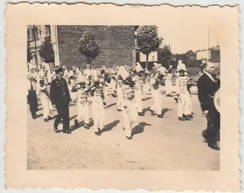 (F28685) Orig. Foto Festumzug auf der Straße, Kinder in Tracht 1930er