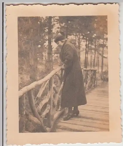 (F28680) Orig. Foto junge Frau auf Holzbrücke im Wald 1930er