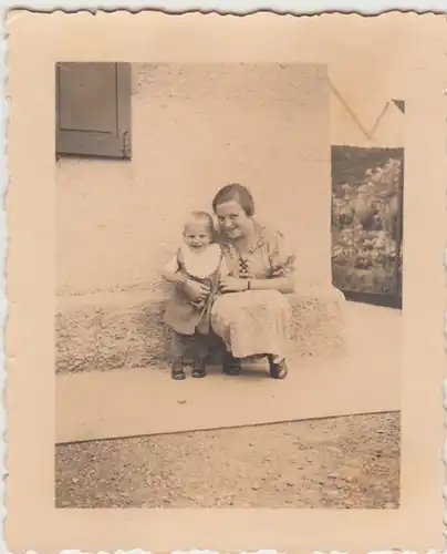 (F28678) Orig. Foto Frau mit Kleinkind am Haus 1930er