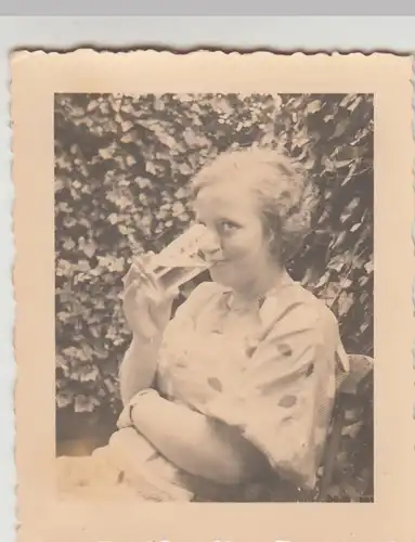 (F28672) Orig. Foto Frau trinkt aus Glas 1930er