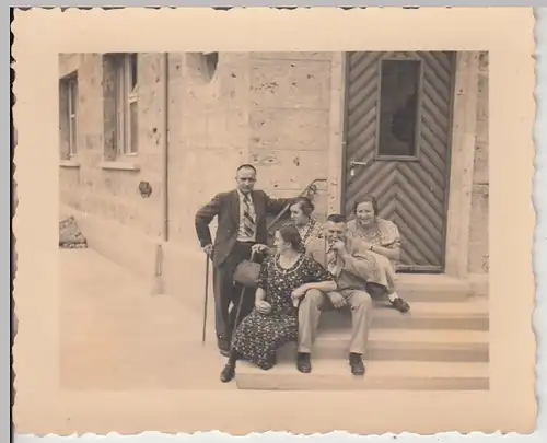 (F28671) Orig. Foto Personen sitzen auf Treppe vor Haus 1930er