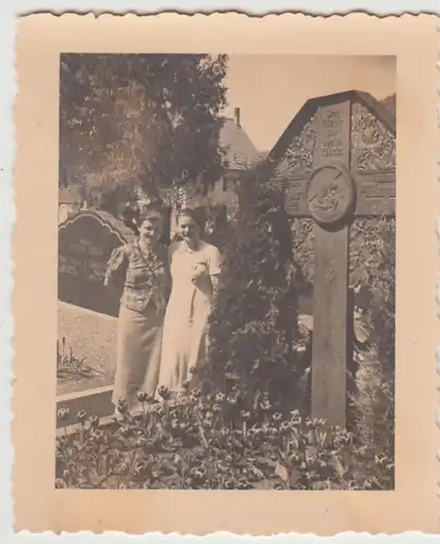 (F28664) Orig. Foto Personen auf einem Friedhof 1930er