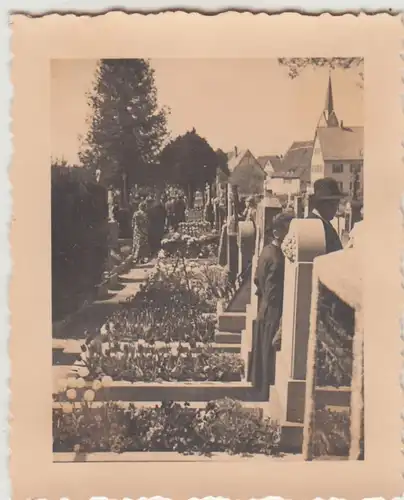 (F28663) Orig. Foto Personen auf einem Friedhof 1930er