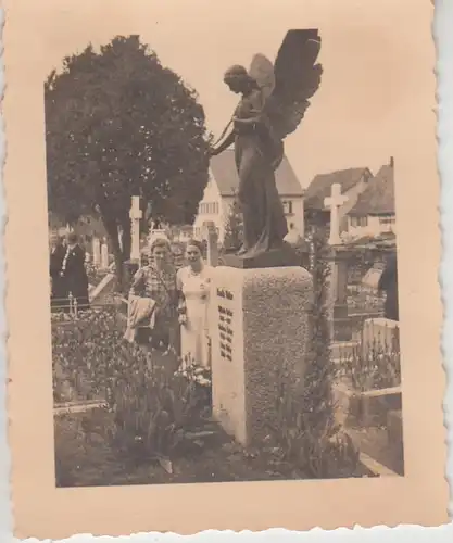 (F28662) Orig. Foto Personen auf einem Friedhof, Engelsfigur 1930er
