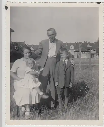 (F28609) Orig. Foto Familie mit Kindern im Freien, Sommer 1936