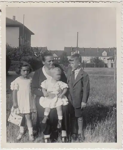 (F28608) Orig. Foto Frau mit Kindern im Freien, Sommer 1936