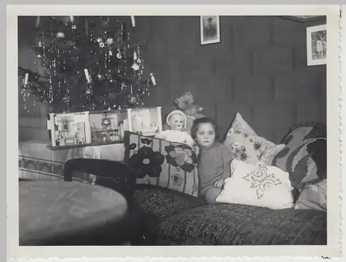 (F28607) Orig. Foto Weihnachten 1935, Kind Helga Krapp auf Sofa