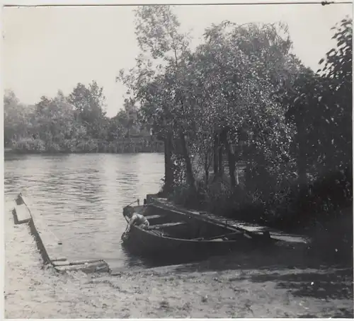 (F28602) Orig. Foto Kind Helga im Boot am Flussufer 1935