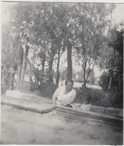 (F28601) Orig. Foto Mutter m. Tochter Helga spielen im Freien 1935