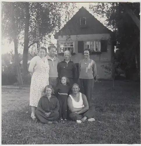 (F28600) Orig. Foto Personen vor einem Haus im Freien 1935