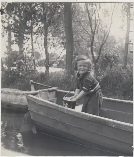 (F28599) Orig. Foto Kind Helga Krapp mit Eimer im Boot, Strumpfwäsche 1935