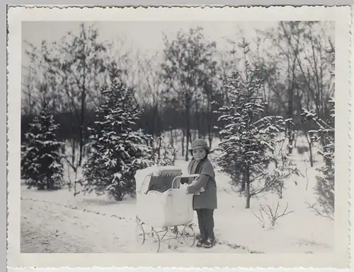 (F28598) Orig. Foto Kind Helga Krapp a. Berlin m. Kinderwagen im Winter 1935