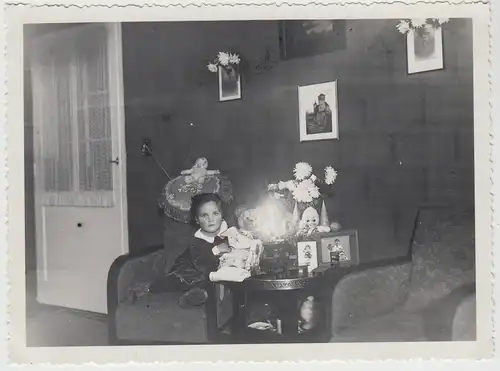 (F28595) Foto Kind Helga Krapp a. Berlin auf Sessel am Geburtstagstisch 1934