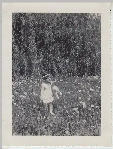 (F28594) Orig. Foto Kind Helga Krapp m. Plüsch-Hase auf Blumenwiese 1934