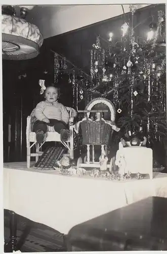 (F28591) Orig. Foto Weihnachten 1933, Kind Helga Krapp auf Geschenketisch