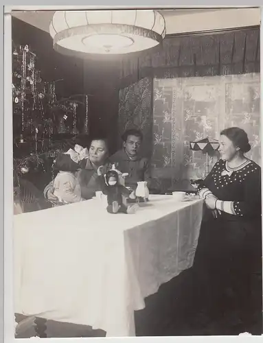 (F28590) Orig. Foto Weihnachten 1933, Familie zu Hause am Weihnachtsbaum