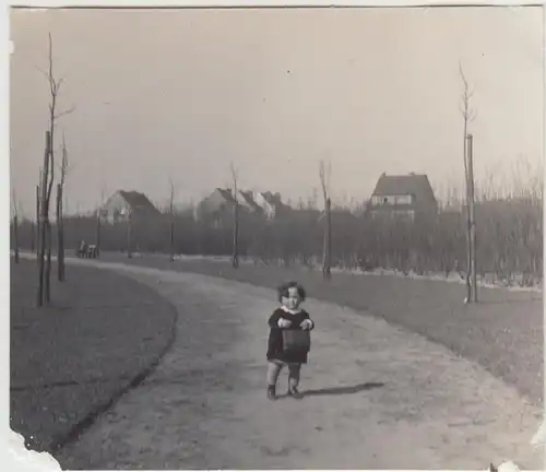 (F28587) Orig. Foto Kind Helga Krapp a. Berlin auf einem Weg 1933