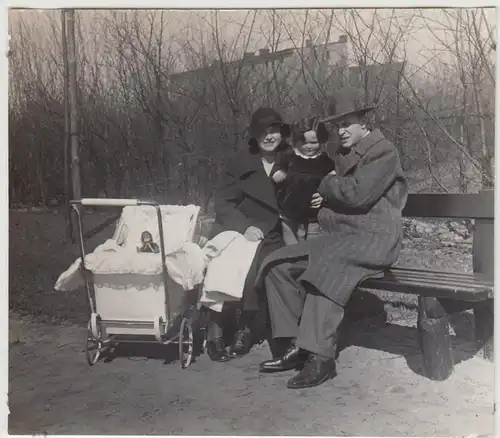 (F28586) Foto Familie Krapp m. Kind u. Kinderwagen a. Parkbank i. Berlin 1933