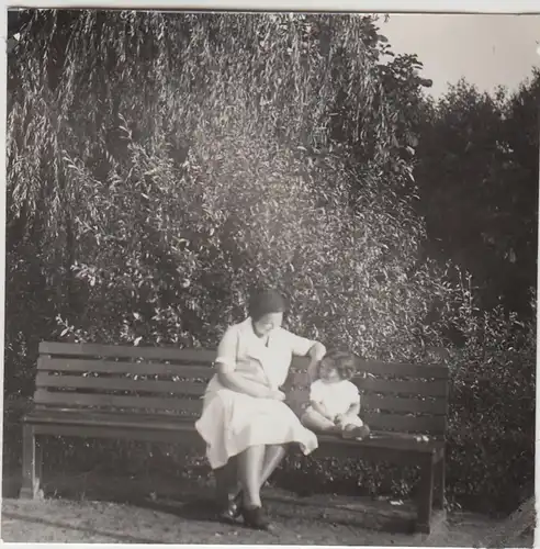 (F28585) Orig. Foto Mutter mit Kind Helga Krapp a. Berlin auf Parkbank 1933