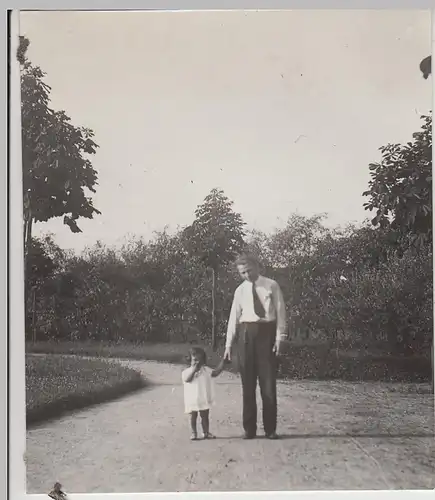 (F28584) Orig. Foto Vater mit Kind Helga Krapp a. Berlin spazieren 1933