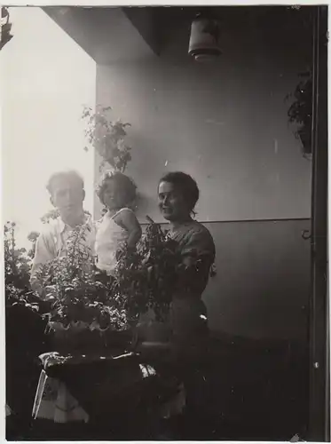 (F28583) Orig. Foto Familie mit Kind auf Balkon 1933