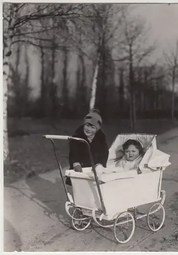 (F28581) Orig. Foto Kleinkind Helga Krapp a. Berlin im Kinderwagen 1932