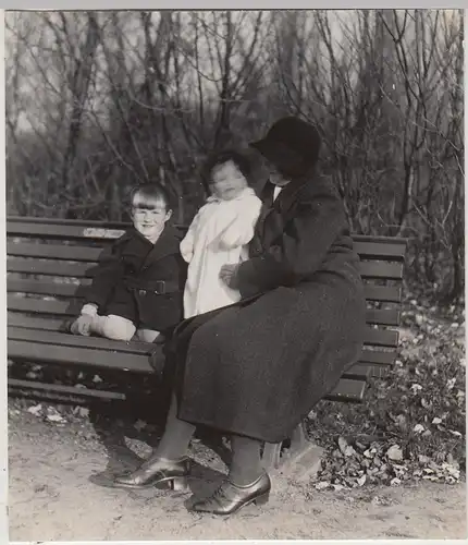 (F28580) Orig. Foto Frau mit Kindern auf Parkbank in Berlin 1932
