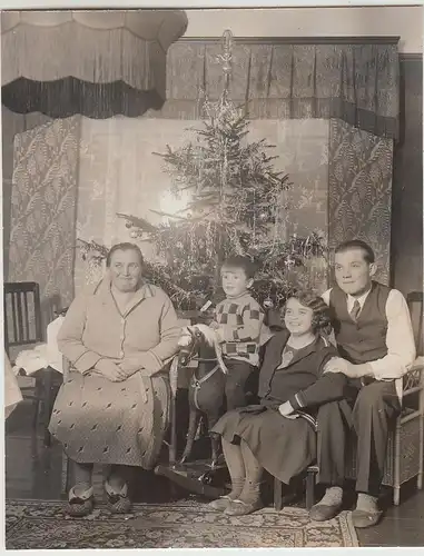 (F28576) Orig. Foto Weihnachten 1931, Familie zu Hause am Weihnachtsbaum