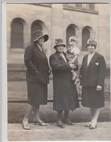 (F28575) Orig. Foto Frauen mit Kind auf Arm, Berlin 1931