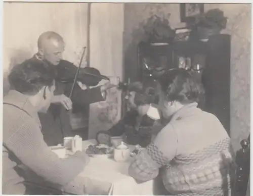 (F28564) Orig. Foto Personen zu Hause am Kaffeetisch, Violinenspieler 1929
